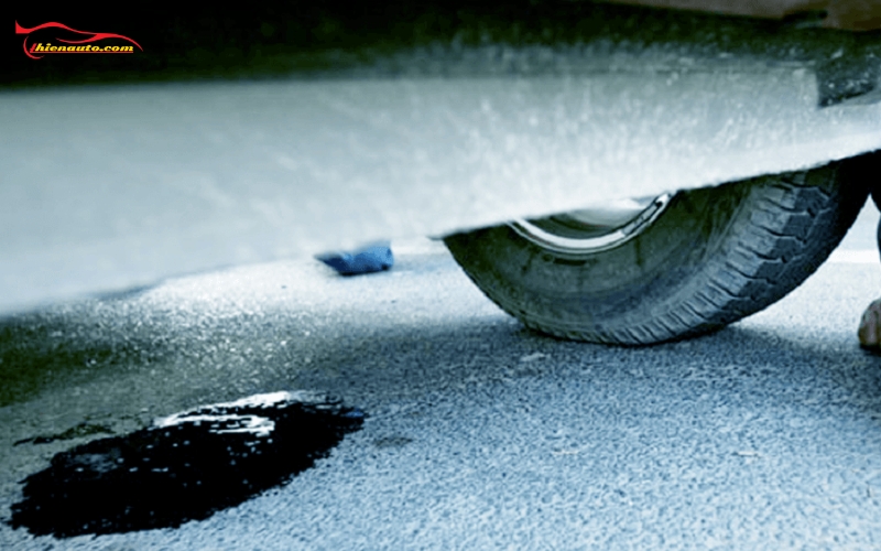 Khi nào cần thay cao su chân máy ô tô: Xe có hiện tượng rỉ dầu