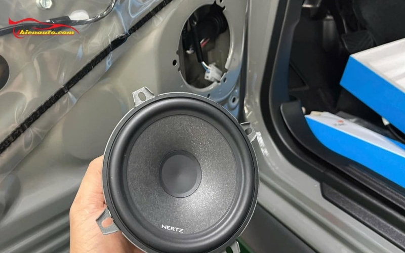 Phụ kiện nội thất Suzuki Jimny: độ loa nâng cấp âm thanh