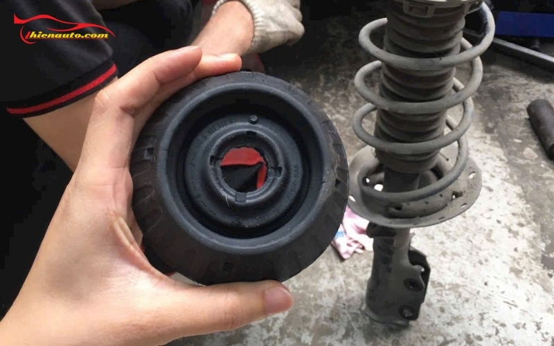 Khi nào cần thay bát bèo giảm xóc ô tô? Dấu hiệu nhận biết bát bèo hỏng