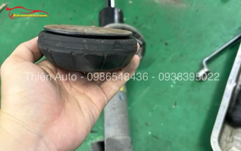 Khi nào cần thay bát bèo giảm xóc ô tô? Dấu hiệu nhận biết bát bèo hỏng