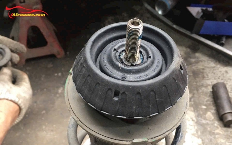 Khi nào cần thay bát bèo giảm xóc ô tô? Dấu hiệu nhận biết bát bèo hỏng