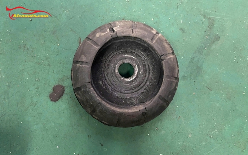 Khi nào cần thay bát bèo giảm xóc ô tô? Dấu hiệu nhận biết bát bèo hỏng