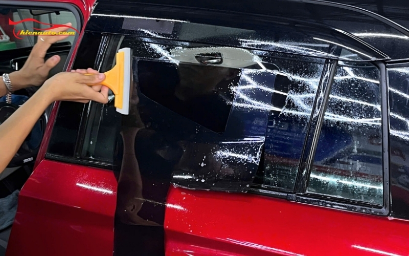 Bảo dưỡng ô tô trước Têt: Dán phim cách nhiệt chống nóng