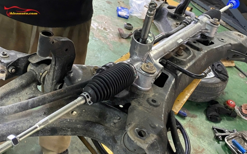 Bảo dưỡng Suzuki Ertiga màn ODO 150000km: Thay thước lái mới 