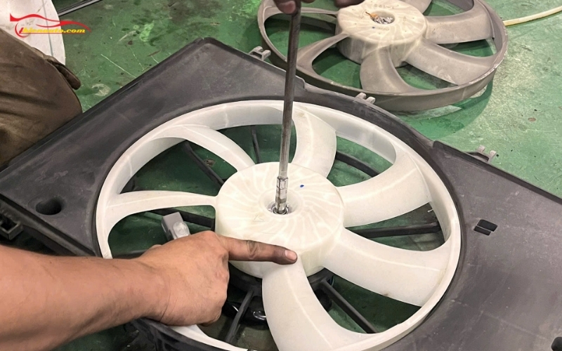 Bảo dưỡng Suzuki Ertiga màn ODO 150000km: Thay cánh quạt mới