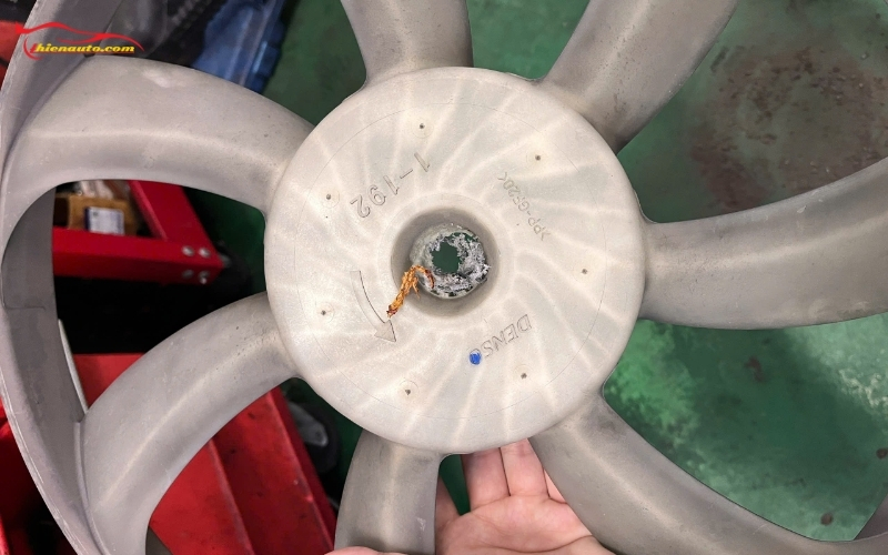 Bảo dưỡng Suzuki Ertiga màn ODO 150000km: Cánh quạt bị hư hỏng 