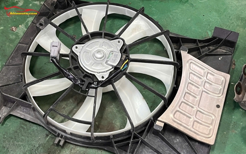 Bảo dưỡng Suzuki Ertiga màn ODO 150000km: Thay mô tơ quạt và cánh quạt 