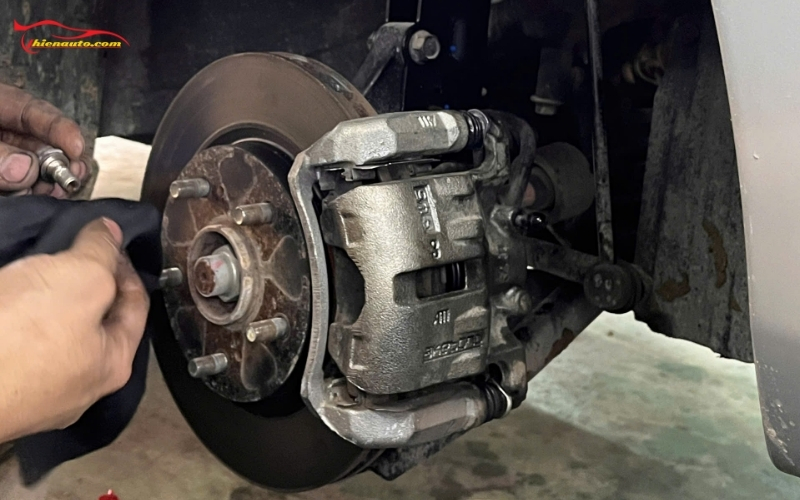 Bảo dưỡng Suzuki Ertiga màn ODO 150000km: Bảo dưỡng hệ thống phanh