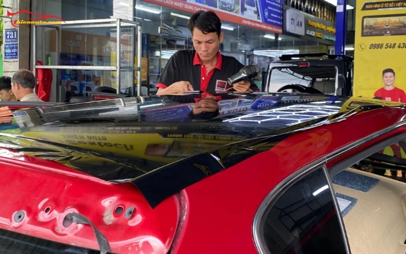 Dán decal xe có đăng kiểm được không: Dán decal nóc đen xe vẫn đăng kiểm được 