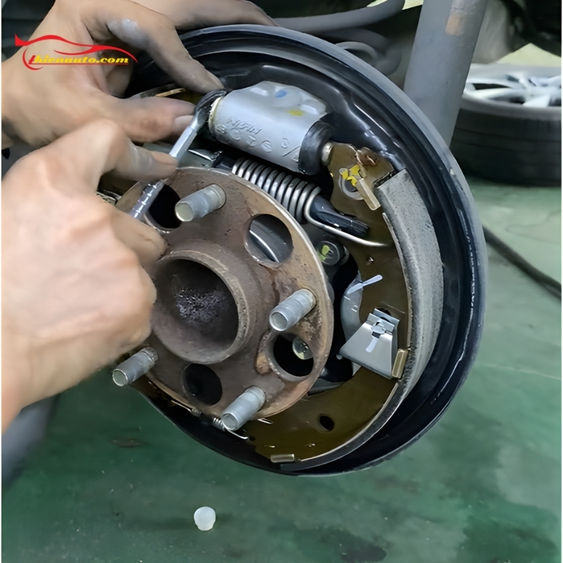 Kỹ thuật viên kiểm tra các chi tiết cao su của phanh tang trống ô tô Suzuki