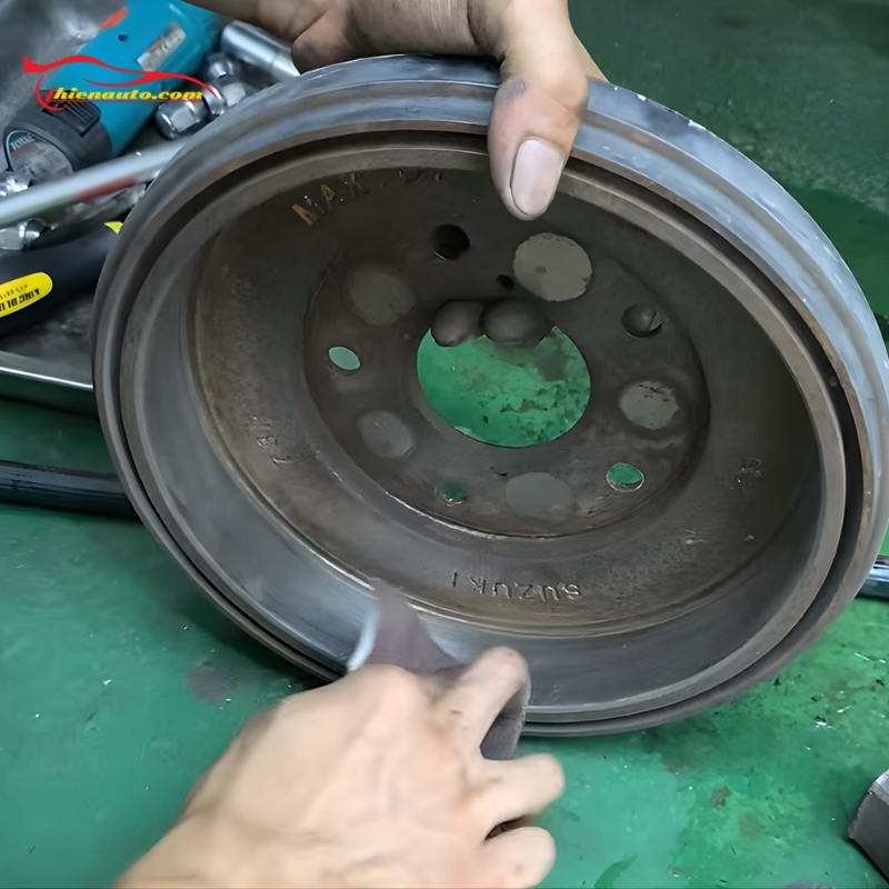 Vệ sinh tang bua trống phanh ô tô Suzuki