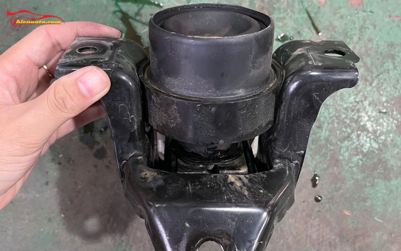 Cao su chân máy Suzuki XL7 bị xì nhớt 