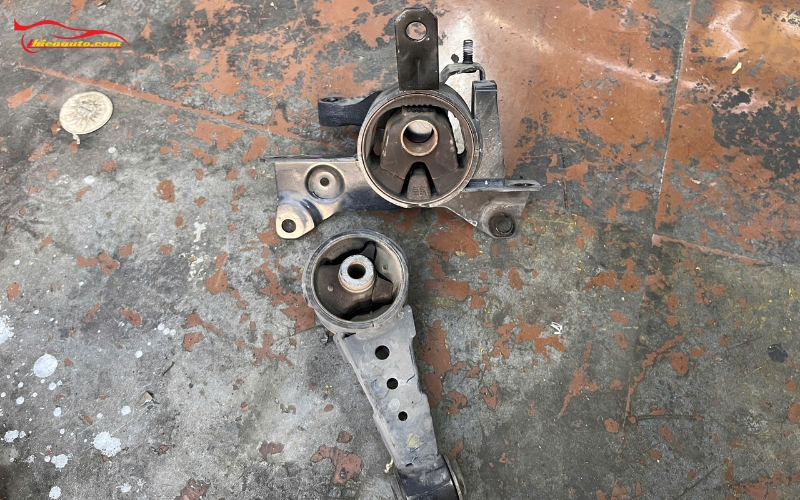 Cao su chân máy bị hỏng, xe sẽ rung lắc mạnh, phát sinh tiếng ồn khó chịu