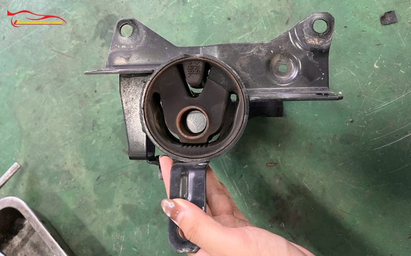 Thay cao su chân máy Suzuki XL7 bị mòn nứt vỡ