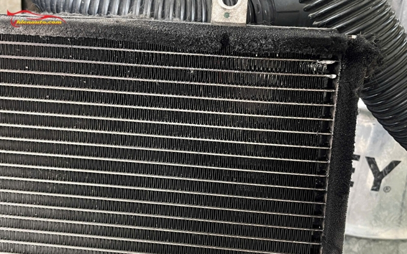 Sau thời gian dài sử dụng, các chi tiết bên trong dàn nóng điều hòa Suzuki XL7 bị oxy hóa mòn