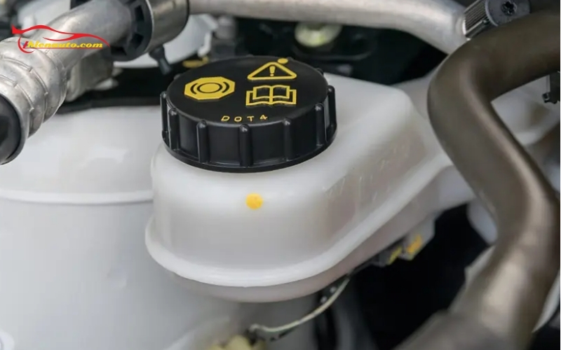 Thay dầu phanh ô tô Suzuki: Dấu hiệu và cách xử lý chi tiết