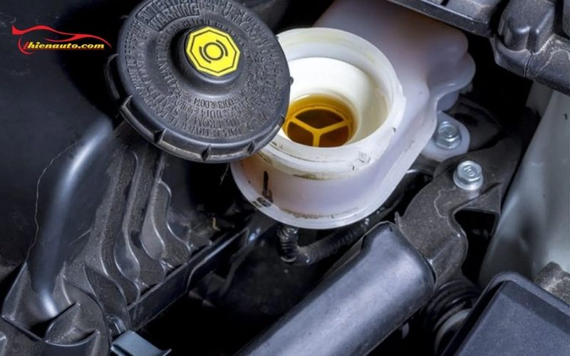 Chủ xe nên đưa xe đến gara uy tín để kiểm tra và thay dầu phanh Suzuki chất lượng