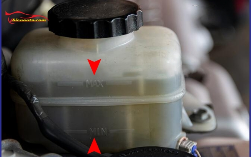 Quan sát mức dầu phanh qua hai vạch MIN - MAX
