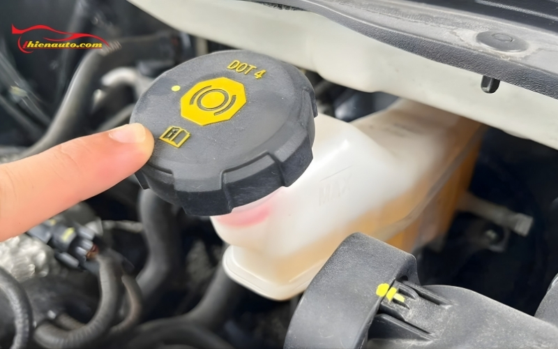 Cần thay dầu phanh ô tô Suzuki định kỳ theo khuyến cáo