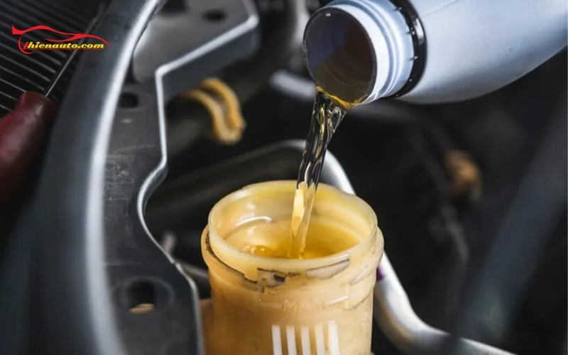 Thay dầu phanh ô tô Suzuki khi phát hiện dầu phanh chuyển màu hoặc vẩn đục