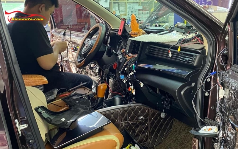 Nên lựa chọn gara uy tín, có kỹ thuật viên chuyên điện để lắp đặt an toàn