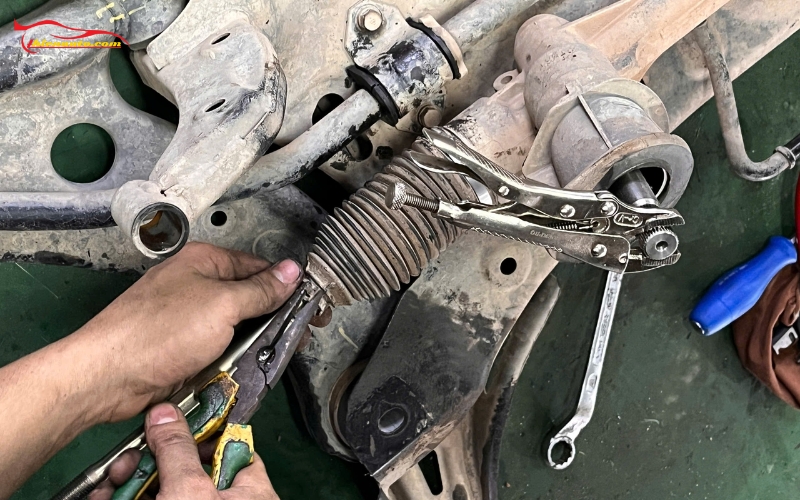 Thay Rotuyn lái Suzuki XL7 sớm tránh bị hư hỏng lan rộng ra các bộ phận khác như thước lái 