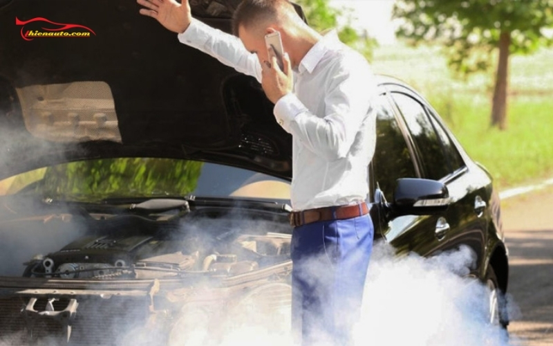 Dấu hiệu xe ô tô bị thủng két nước làm mát: Hơi nước hoặc khói trắng bốc lên từ nắp capo