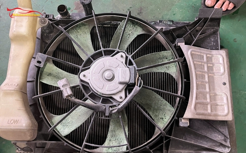 Xe ô tô bị thủng két nước làm mát khiến nước làm mát rò rỉ, chảy vào quạt gió động cơ và gây hư hỏng motor quạt