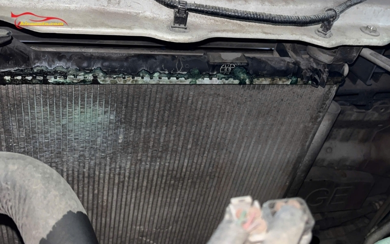 Xe ô tô bị thủng két nước làm mát có dung dịch làm mát màu xanh 