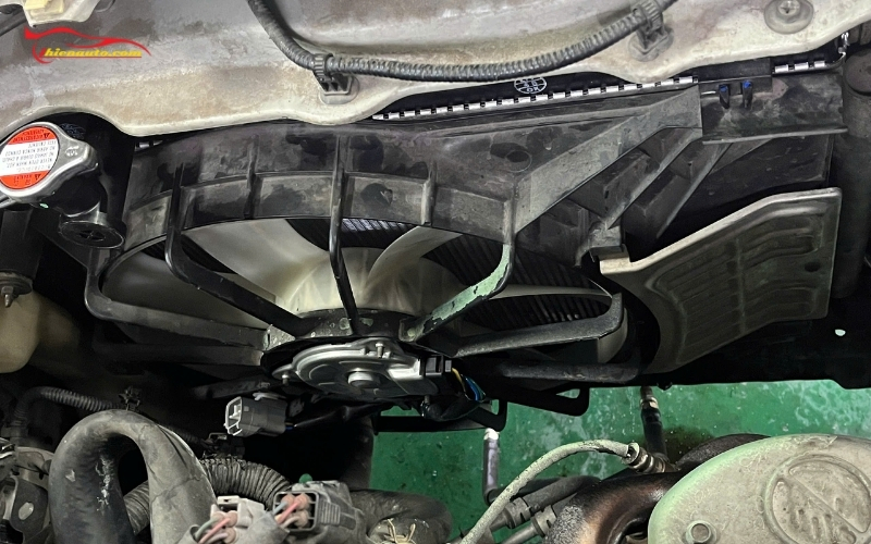 Xe ô tô bị thủng két nước làm mát dễ làm hư hỏng các bộ phận liên quan trong hệ thống làm mát