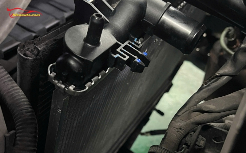 Cách xử lý xe ô tô bị thủng két nước làm mát: Thay két nước làm mát mới 