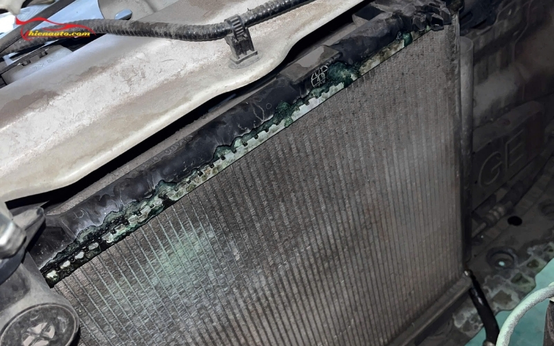 Xe ô tô bị thủng két nước làm mát: Dấu hiệu Nguyên nhân Cách xử lý