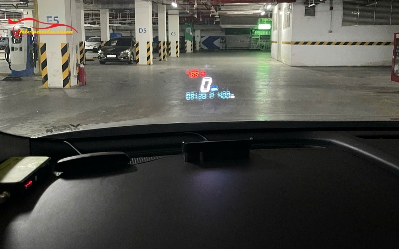 HUD hiển thị tốc độ kính lái được lắp đặt trên bề mặt taplo, trước mặt tầm nhìn người lái