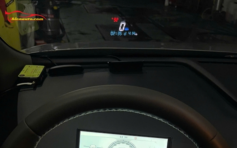 Hình ảnh thực tế lắp HUD hiển thị tốc độ kính lái tại Phukiensuzuki