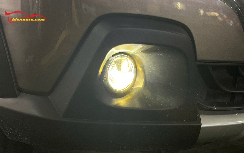 Đèn bi gầm XLight F10 Pro V2 với nhiệt màu vàng nhạt