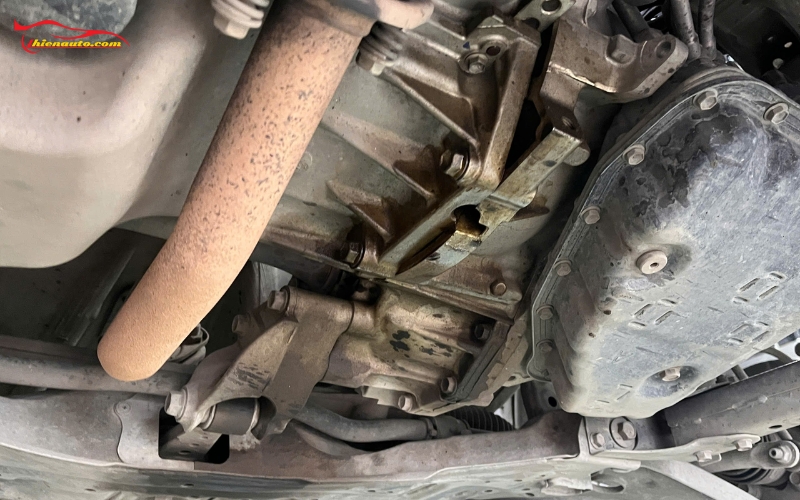 Dấu hiệu Suzuki XL7 thay phốt đầu đuôi hộp số: Rò rỉ dưới gầm xe