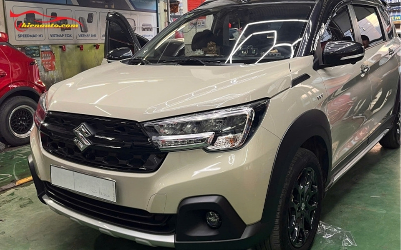 HUD Suzuki XL7 hiển thị thông tin lên kính lái, dễ dàng quan sát