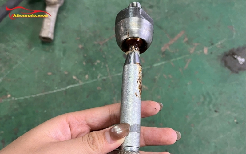 Nguyên nhân Rotuyn lái bị rơ do bảo dưỡng sai cách