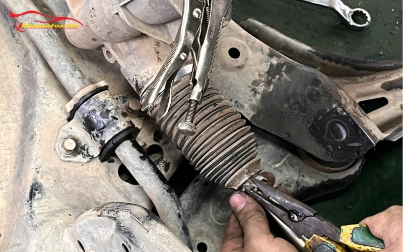 Nguyên nhân Rotuyn lái bị rơ cso thể do đi đường xấu thường xuyên