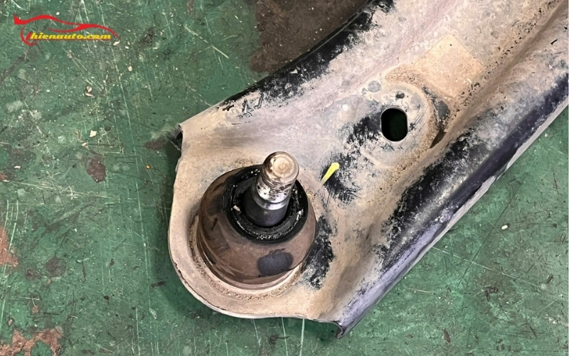 Rotuyn lái bị rơ cần được thay mới nếu đã quá hư hỏng