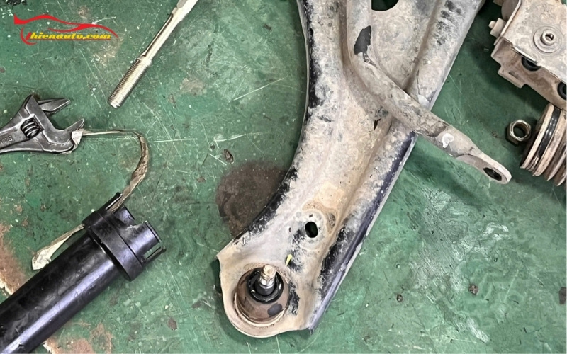 Rotuyn lái bị rơ dẫn đến vô lăng rung lắc