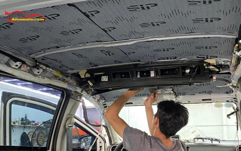 Cách âm chống ồn Suzuki Ertiga giúp giảm tiếng ồn từ lốp và mặt đường