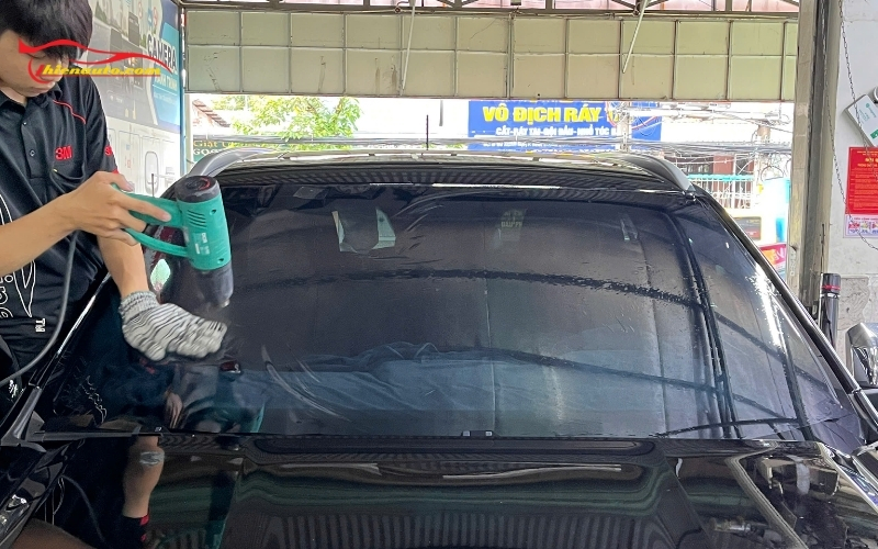 Dán phim cách nhiệt Suzuki Ertiga giúp giảm chói và cản tia UV hiệu quả