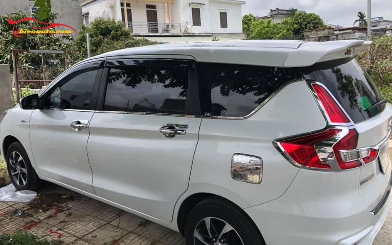 Chủ xe nên chọn đuôi gió Suzuki Ertiga đồng bộ màu với ngoại thất, chuẩn form xe