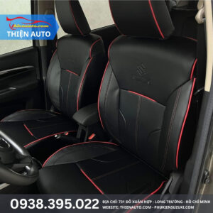 Mẫu may bọc ghế da Suzuki XL7 viền chỉ đỏ và logo dập nổi