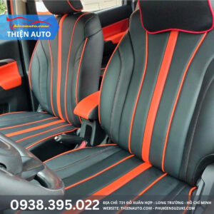 Mẫu ghế da Suzuki XL7 thiết kế nền đen kết hợp các dải sọc cam chạy dọc ở trung tâm ghế.