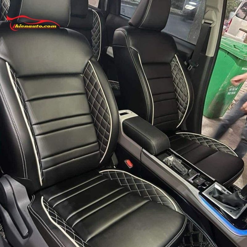 Mẫu bọc ghế da Suzuki Ertiga kết hợp phối màu chỉ nổi và họa tiết quả trám