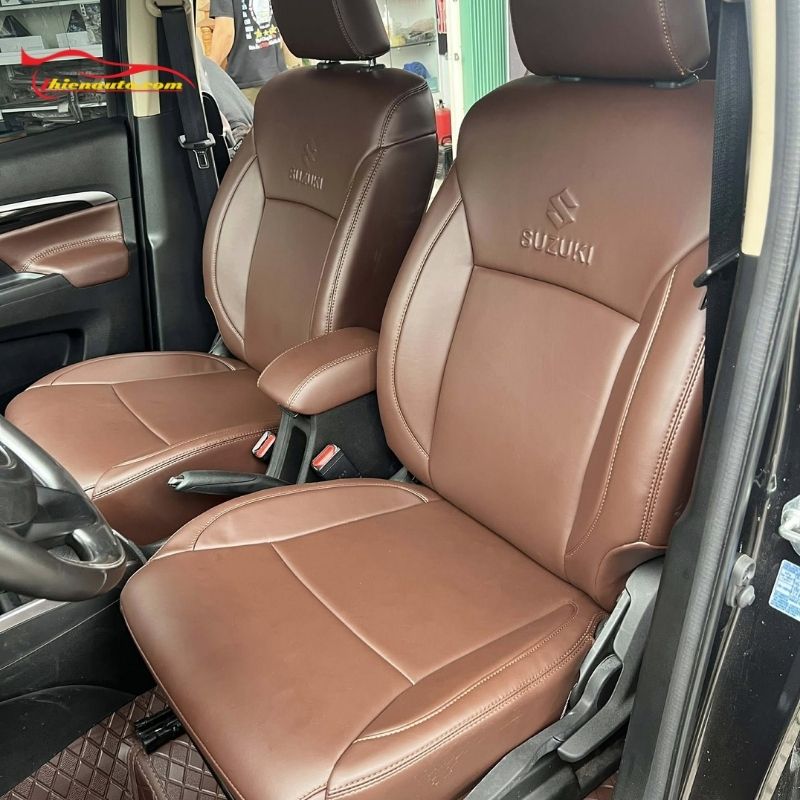 Mẫu ghế da Suzuki Ertiga màu trơn nâu nhạt kèm logo nổi