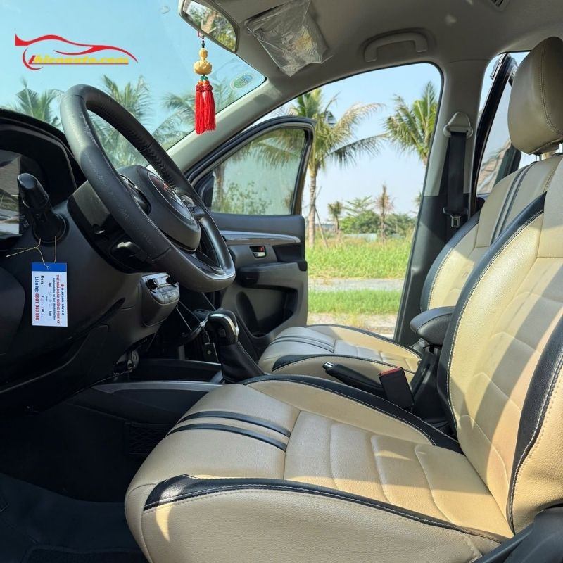 Mẫu ghế da Suzuki Ertiga phối màu kem - đen độc đáo