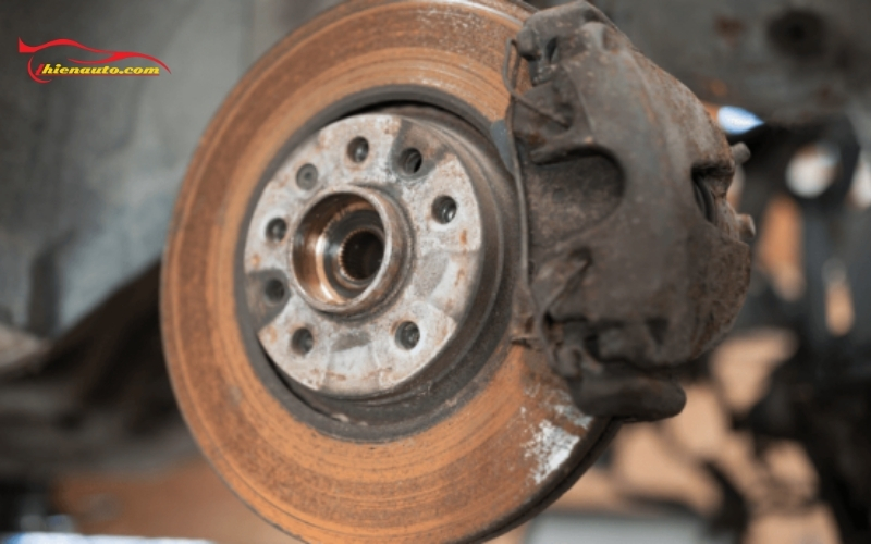 Phanh bị ẩm, gỉ sét bị oxy hóa